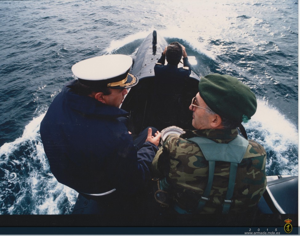 1987. El "Siroco" saliendo a la mar para un ejercicio de operaciones especiales, en la vela del submarino el Comandante con el Jefe de la Unidad de Operaciones Especiales del Tercio de Armada
